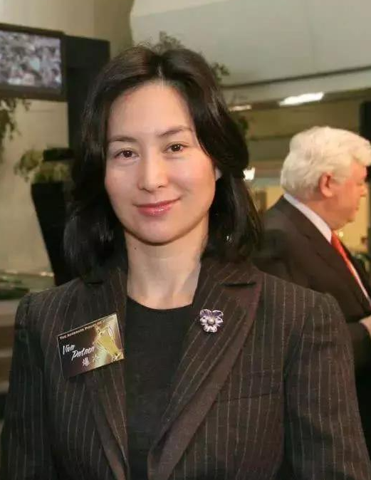 有一种爱叫陈百强何超琼，你微笑着送我出嫁，我不顾世俗为你扶灵