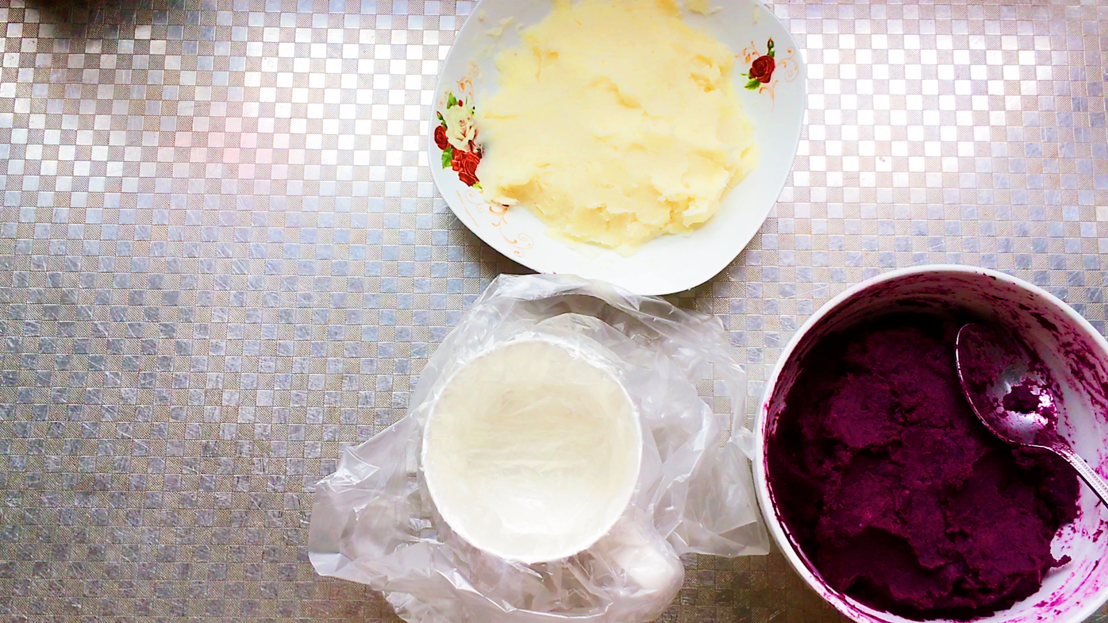 Yoghurt small cake, be good at lienal raise colour, the perfect combination of yam violet potato, do not bake not the cake of decoct