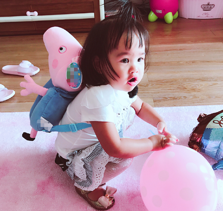 包文婧女兒生活照被傳，5歲包可艾五官長開，長相越發清秀了