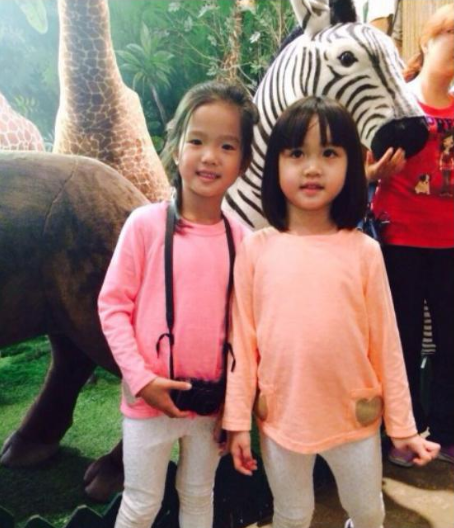 鐘麗緹二女兒逆襲了！ 13歲張子晴穿條紋裙過情人節，美過媽媽了