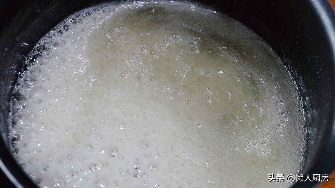 這是棉花糖的簡單做法，只需要4種食材，還可做雪花酥、牛軋糖