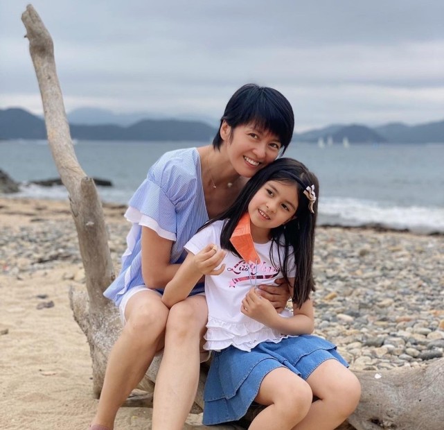 梁咏琪女儿幼儿园毕业，和同学郊游身高优越，弹唱妈妈的歌超治愈