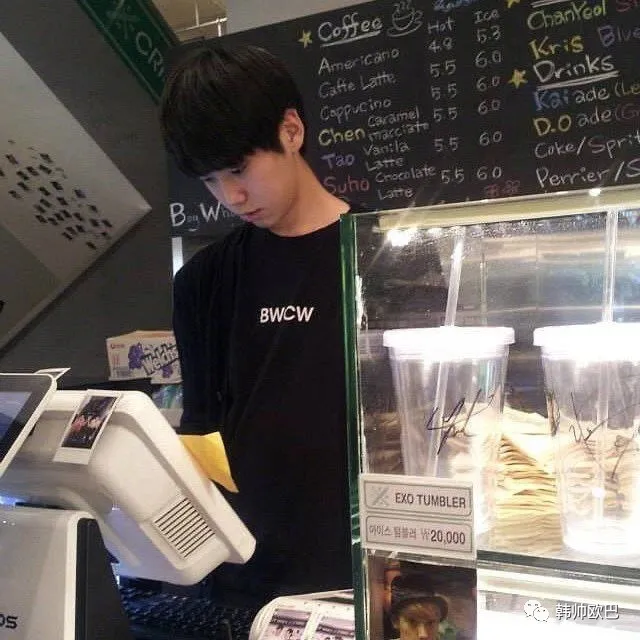 六年前SM咖啡店,因长得好看而出名的兼职生,现在是男团爱豆