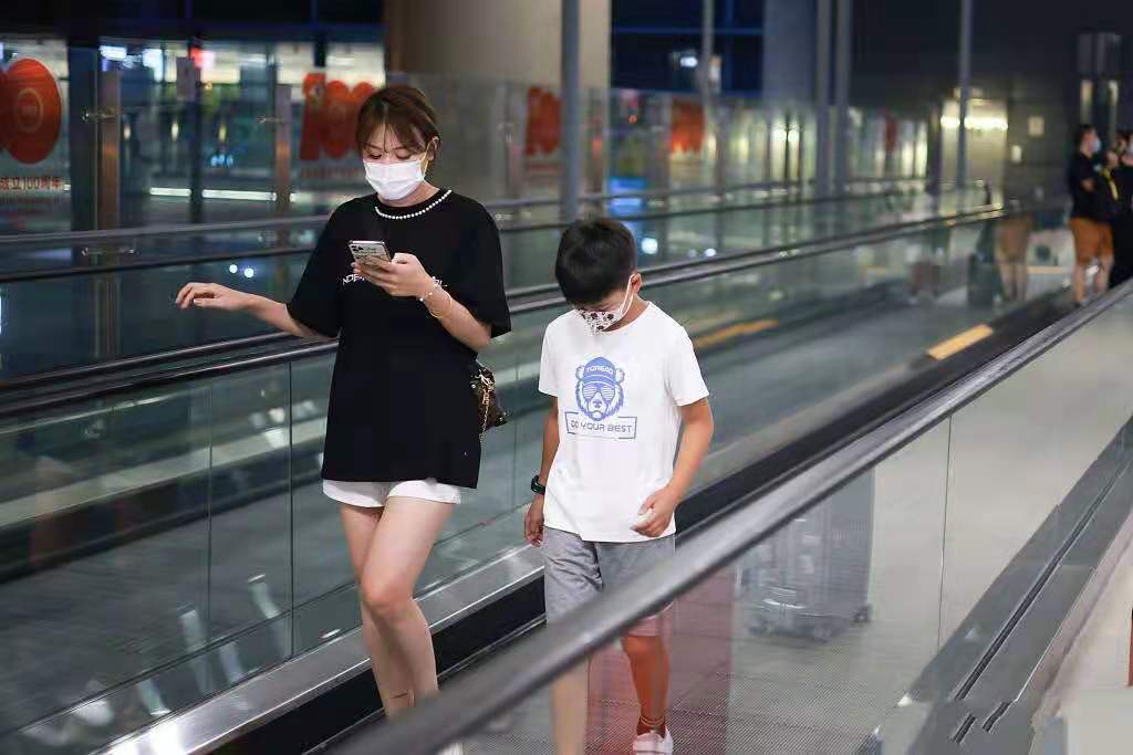 田亮一家四口现身机场，13岁森碟高挑显眼，弟弟身高已到妈妈肩膀
