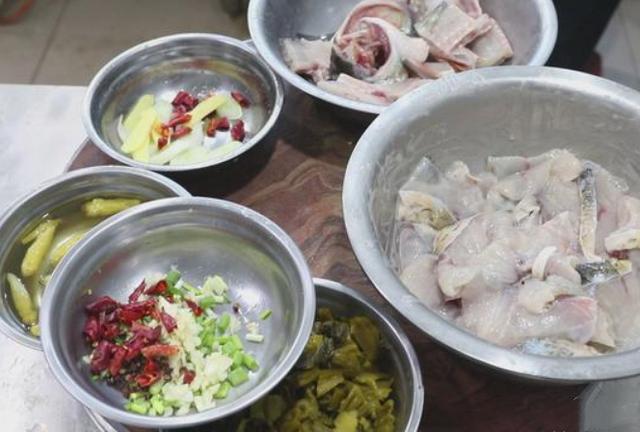 To make sauerkraut fish, whether to put sauerkraut or fish first, 10 makes 9 people wrong, no wonder the fish is heavy and not fresh