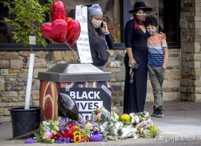 这就是美国警察，视频记录下黑人哀求中被踩颈