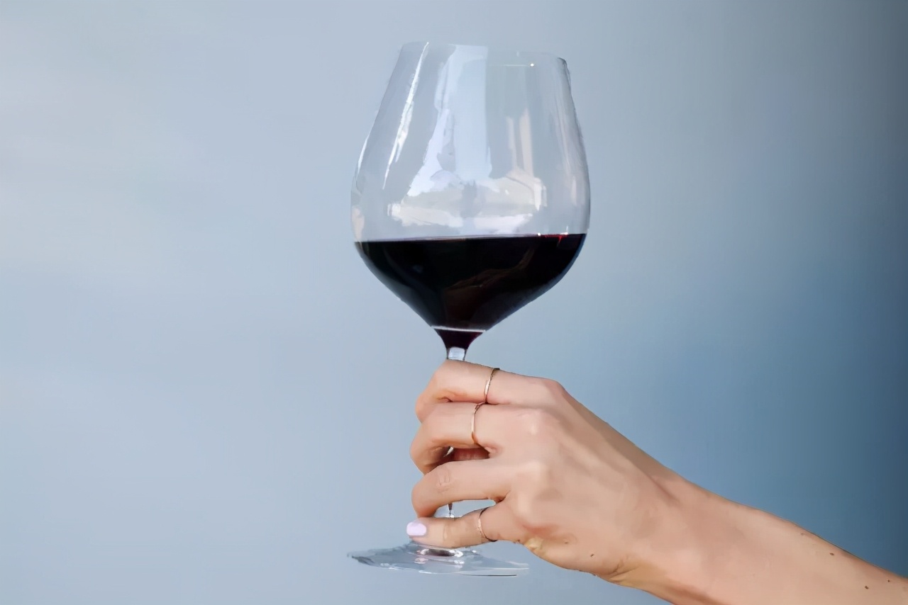 你握葡萄酒杯的方式，透露了你的层次