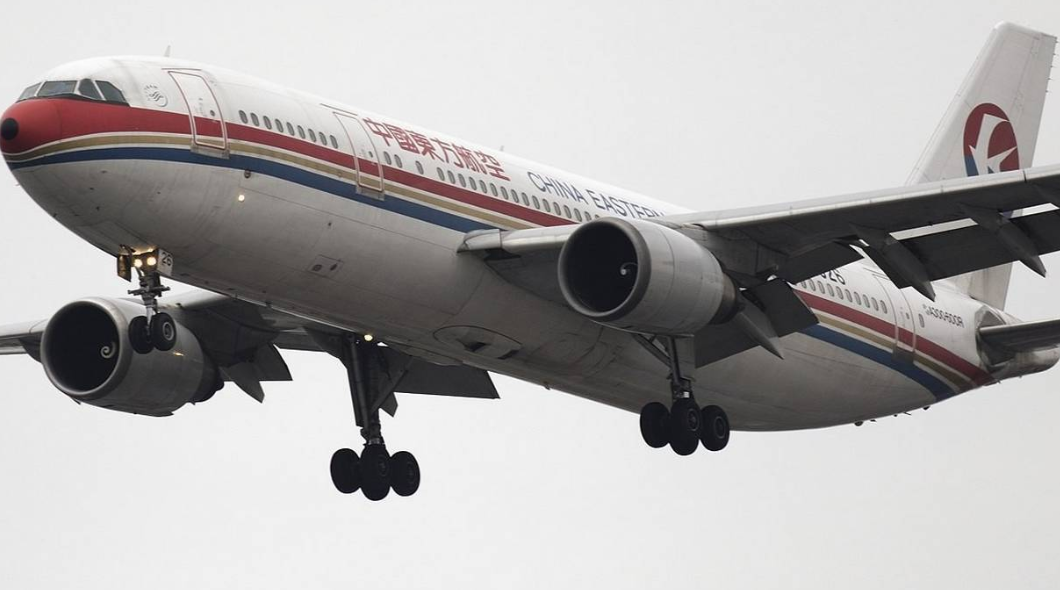 飛機的油箱“藏”在機翼里？那能裝下多少油？為何不放在底部？