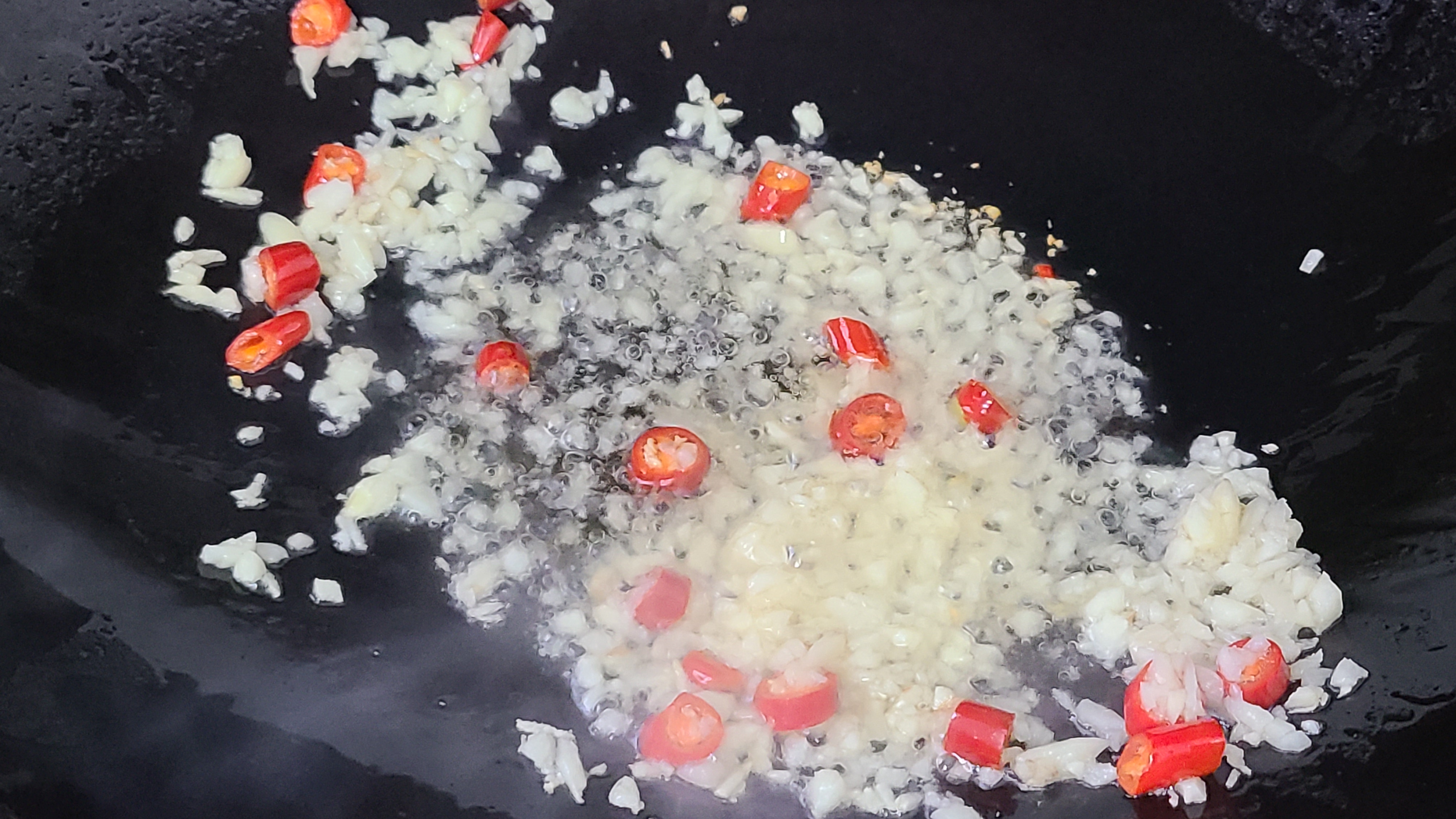 蒜香雞翅，很好吃的一道美食，學會這個家常做法，看著就想吃