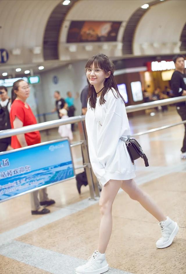 王子文胆不是一般大！穿仙女裙配短发又美又飒，转身之后看服了