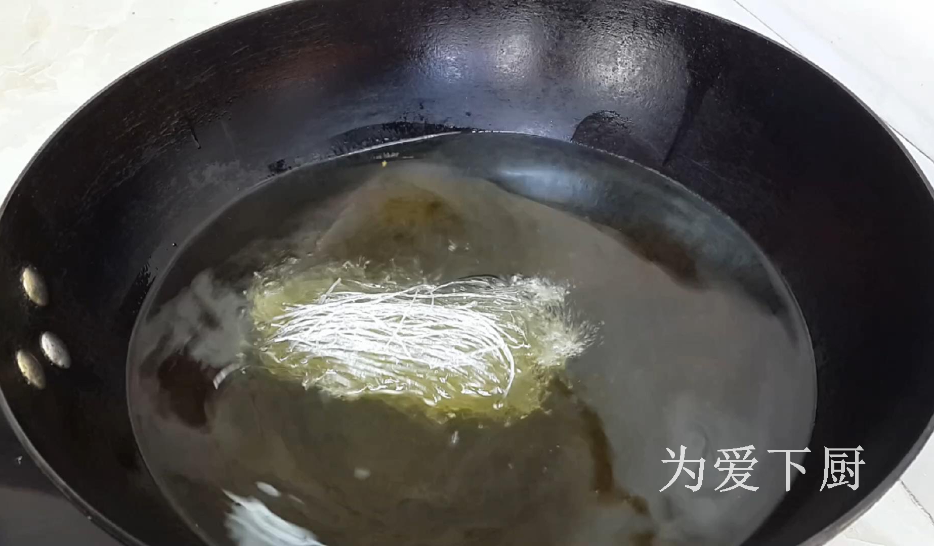 油條這做法才好吃，鍋裡炒一炒，個個焦脆香甜，出鍋全家人都愛吃
