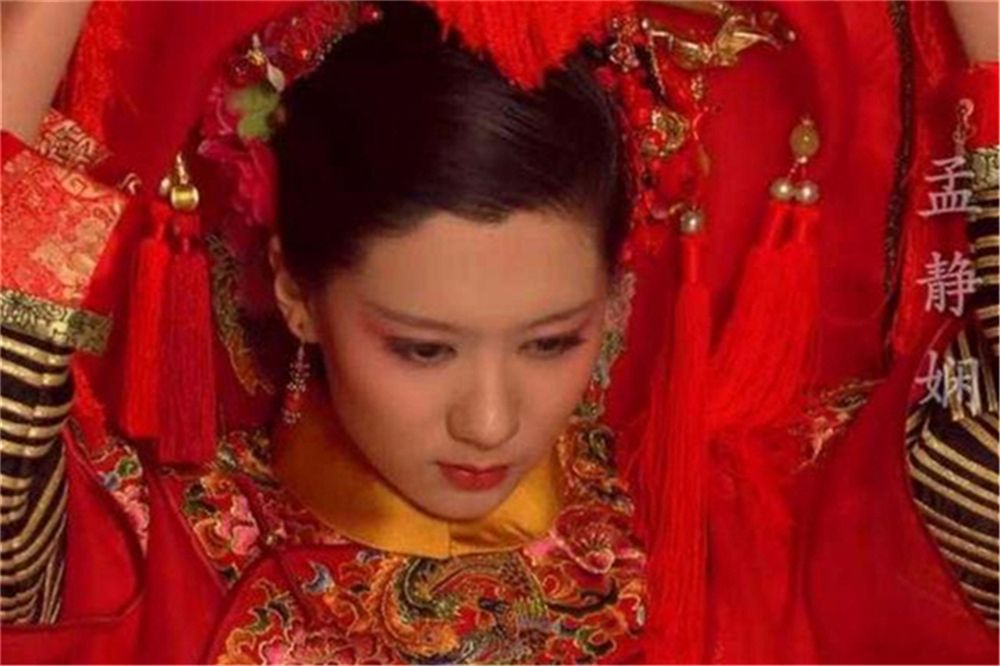 孟静娴喂弘曕，为何亲自尝一口？若非动了这念头，也不会成替死鬼