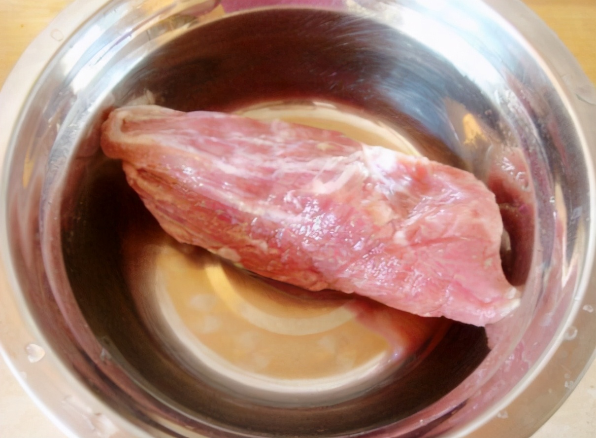 無論解凍什麼肉，都不要用水泡！ 教您一招，肉快速解凍，軟嫩不柴