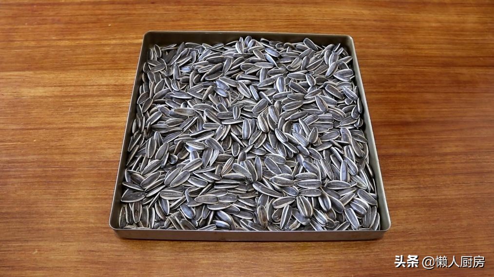 想吃焦糖瓜子不用买，自己在家就能做，一煮二晒三烤制3步搞定