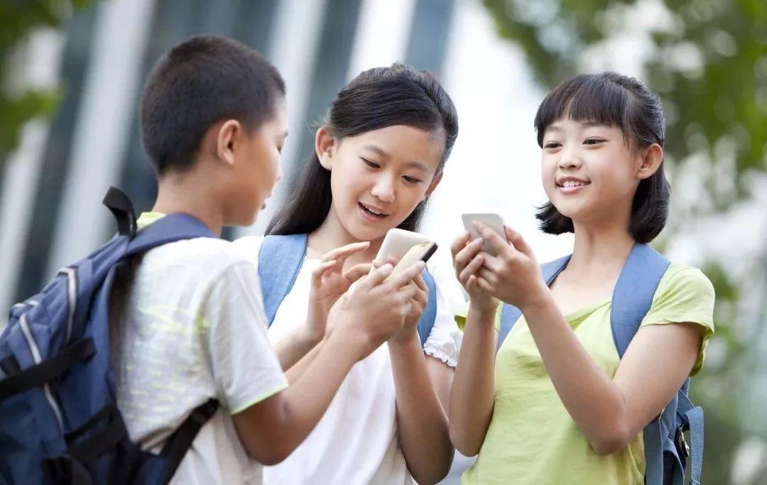 孩子不到这年纪别拿手机哄，眼睛还没发育成熟，谨防不可逆伤害