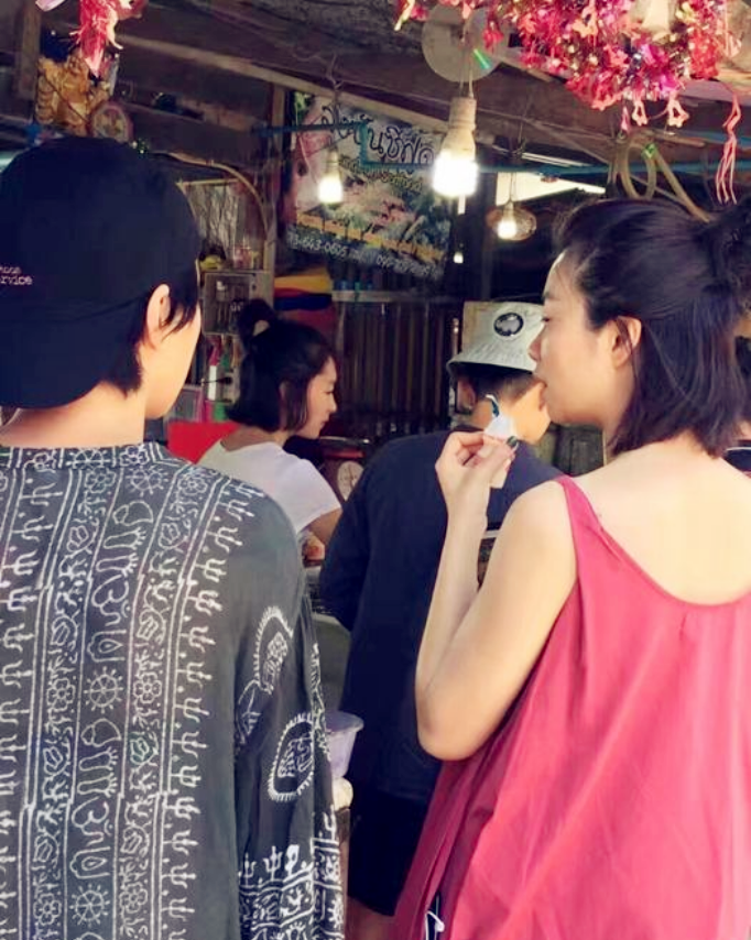窦靖童垃圾桶旁吃路边摊，素颜出镜接地气，与李嫣形成鲜明对比