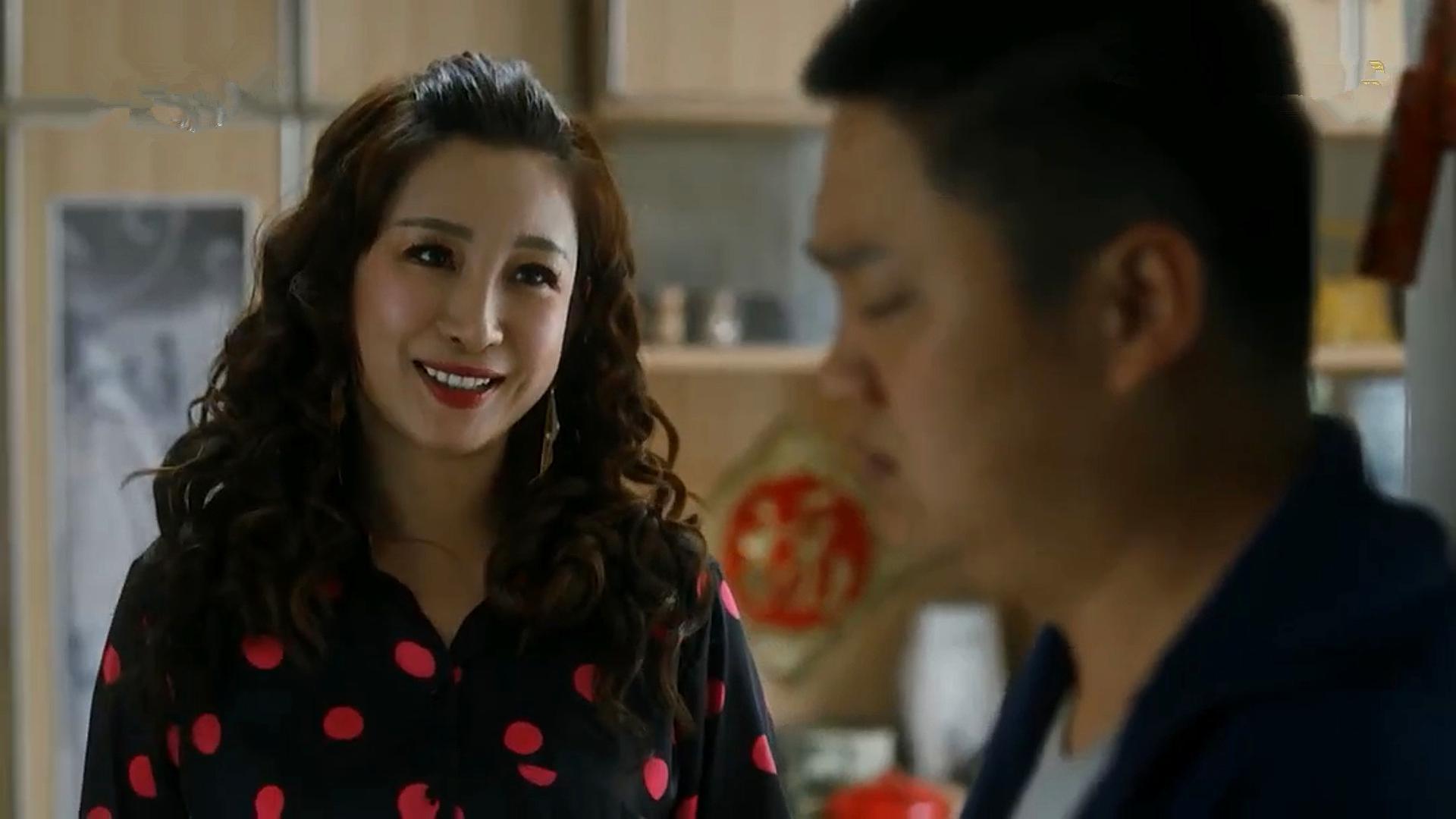 《装台》42岁秦海璐与90后男孩演情侣，这样的爱