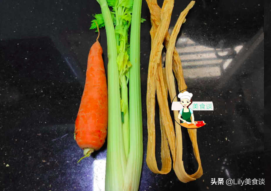 这三样素菜是绝配，一香一鲜一脆，简单一炒特美味，不放肉也很香