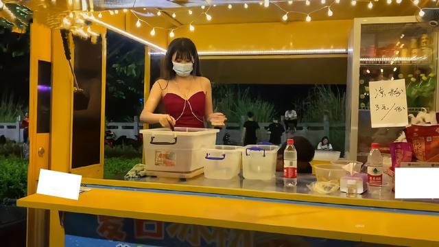 桂林賣涼粉老闆娘因衣著清涼爆紅！後續：已被城管取締