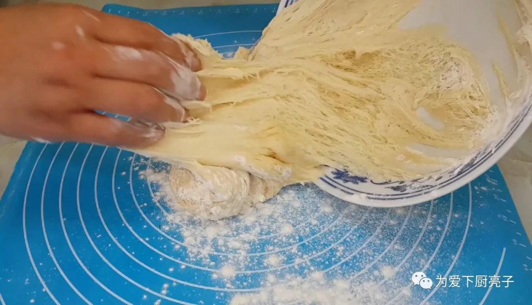 烙千層餅時，切記不要放小蔥，教你一招柔軟勁道，吃著真過癮