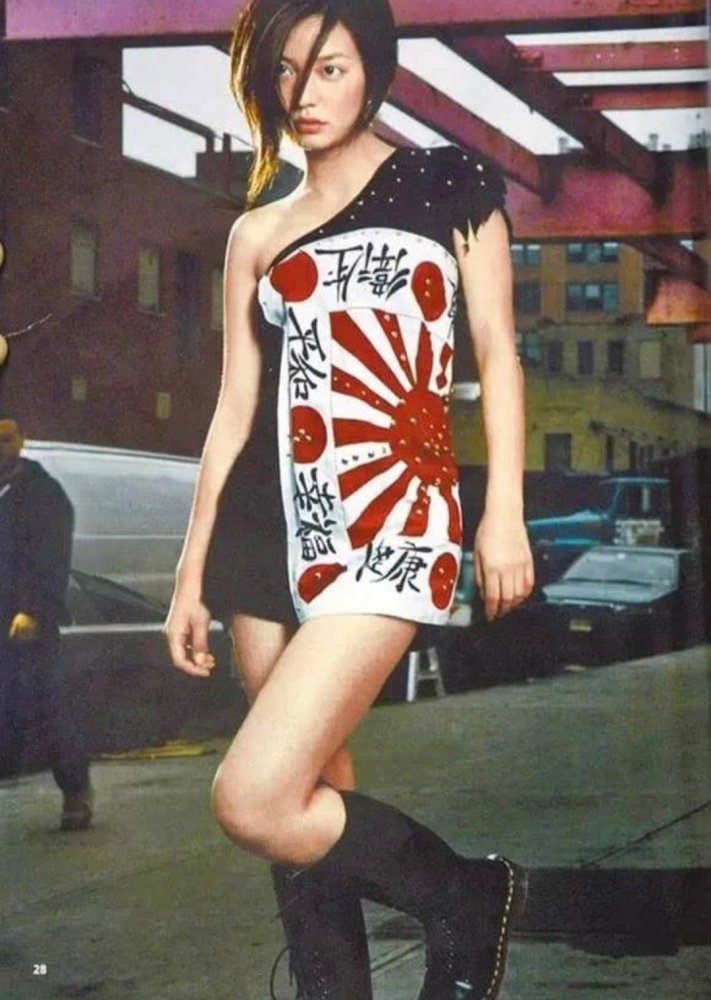 赵薇被封杀，曾穿外国军旗装，与阿里第一大股东的关系是什么？