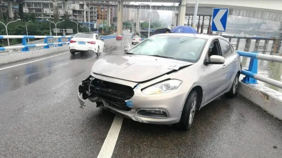 重庆|渝中警讯丨天雨路滑汽车失控挂倒摩托，驾驶员乘客车底滑过逃过一劫