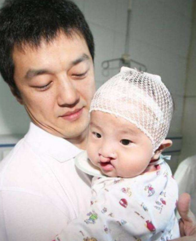 李嫣海边摆摊，三次手术痕迹明显，大方自信的她依旧很美