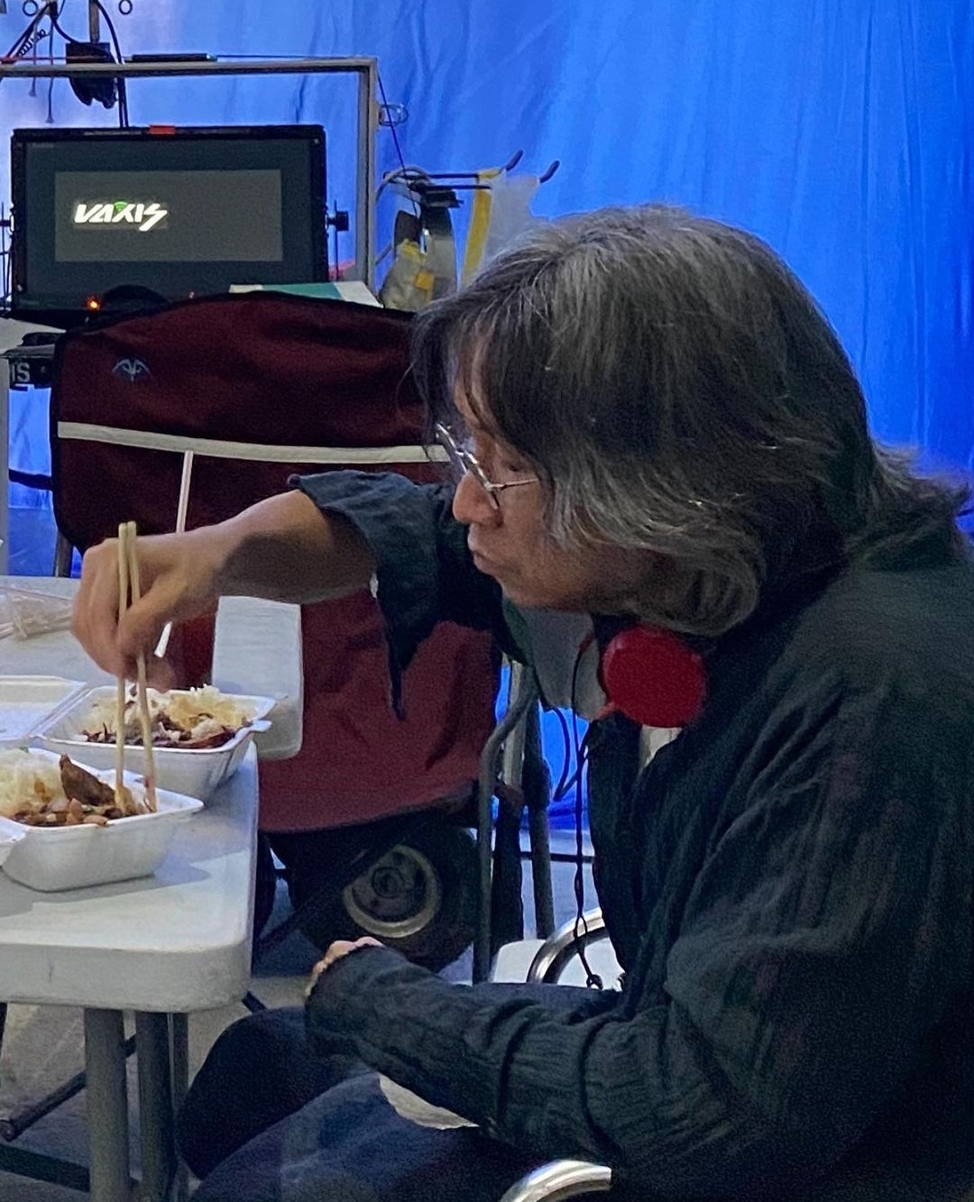 吴君如晒夫妻合影罕见秀恩爱，幽默吐槽陈可辛探班是为蹭剧组盒饭