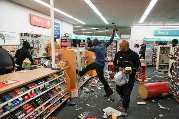 The United States has entered the peak season of "zero-dollar shopping",  crowds rushed into the mall to rob, and the police had already ran away  when they arrived. - iNEWS