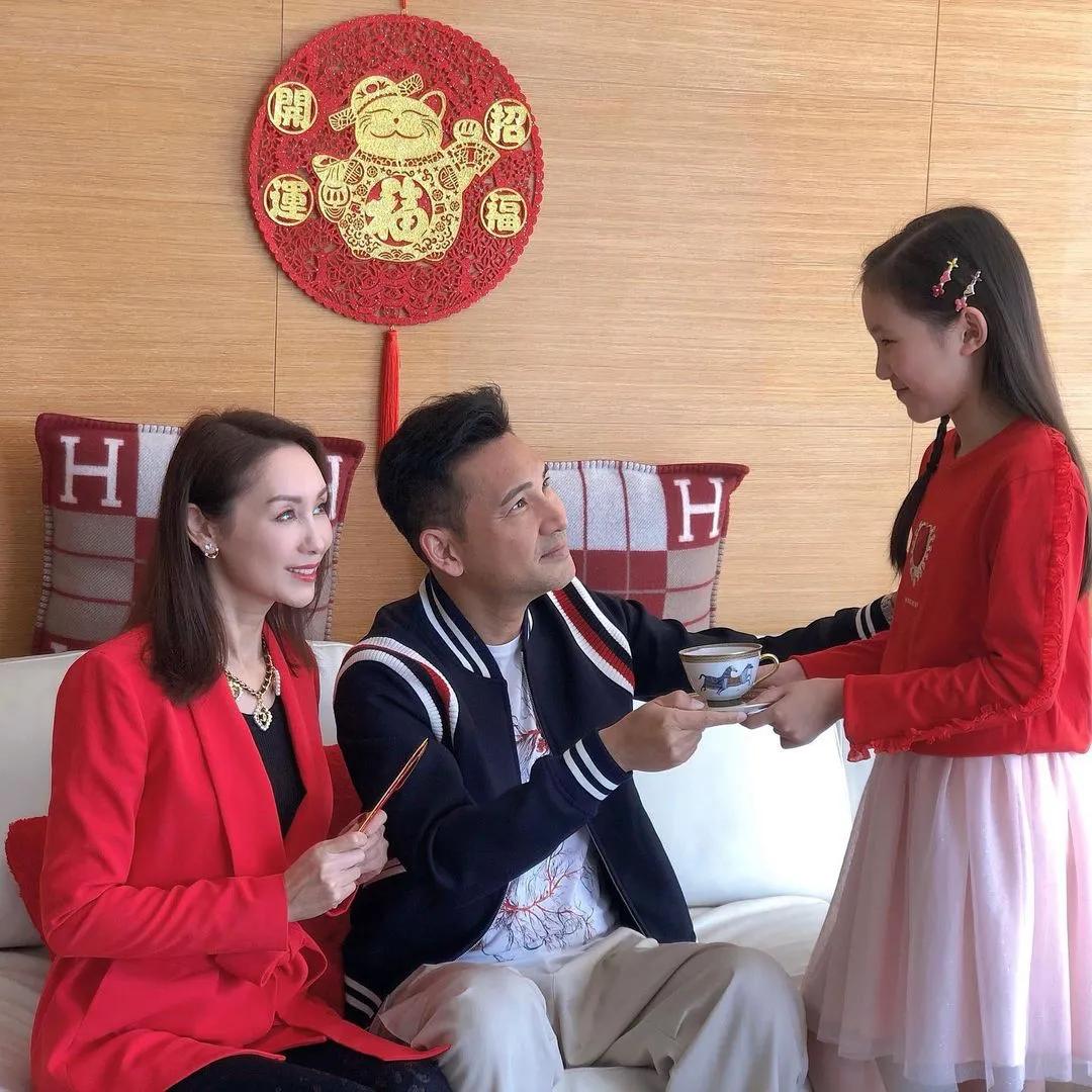 郭可盈林文龍夫婦曬全家福，11歲女兒新年向父母敬茶乖巧懂事