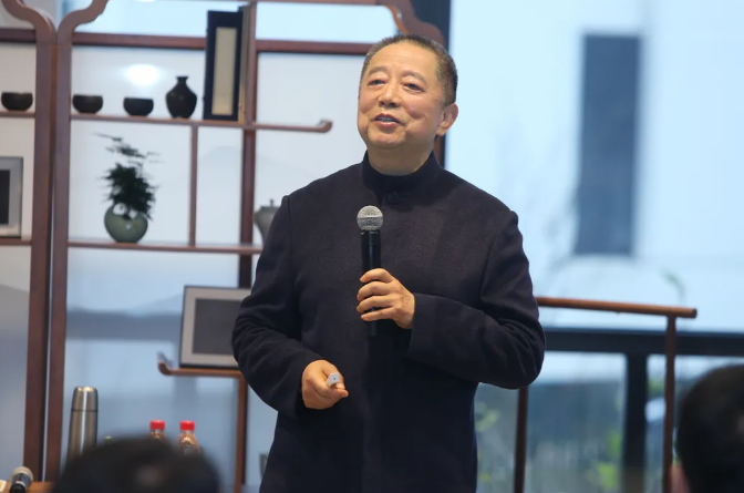 湖畔大学，老胡谈从商之道，送学员三个字“驮
