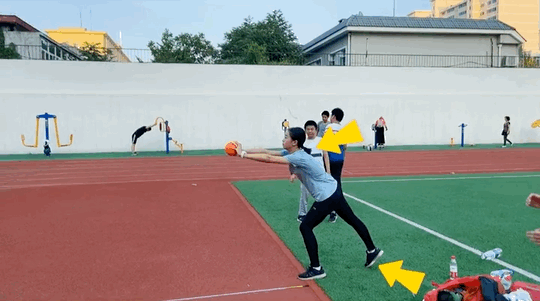 实心球动作要领跪投实心球动作要领