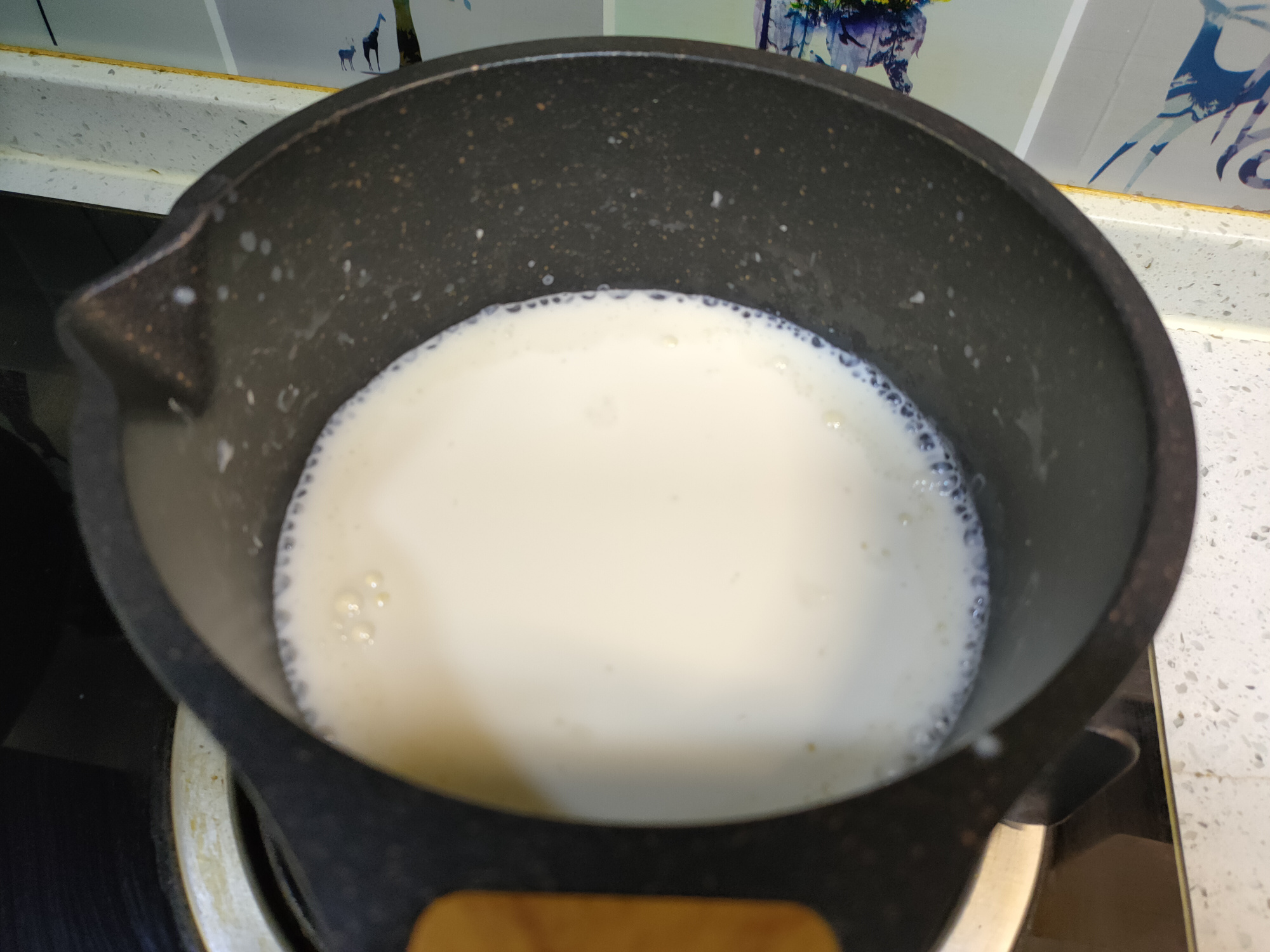 把牛奶倒進鍋裡，簡單幾步就能做出小布丁雪糕，香甜鬆軟無冰渣
