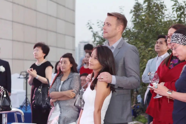 42岁马雅舒夫妻同框，穿白裙与富豪老公配一脸，混血儿女颜值逆天