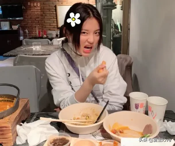 火箭少女录节目时，谁注意杨超越鞋子咋了？有