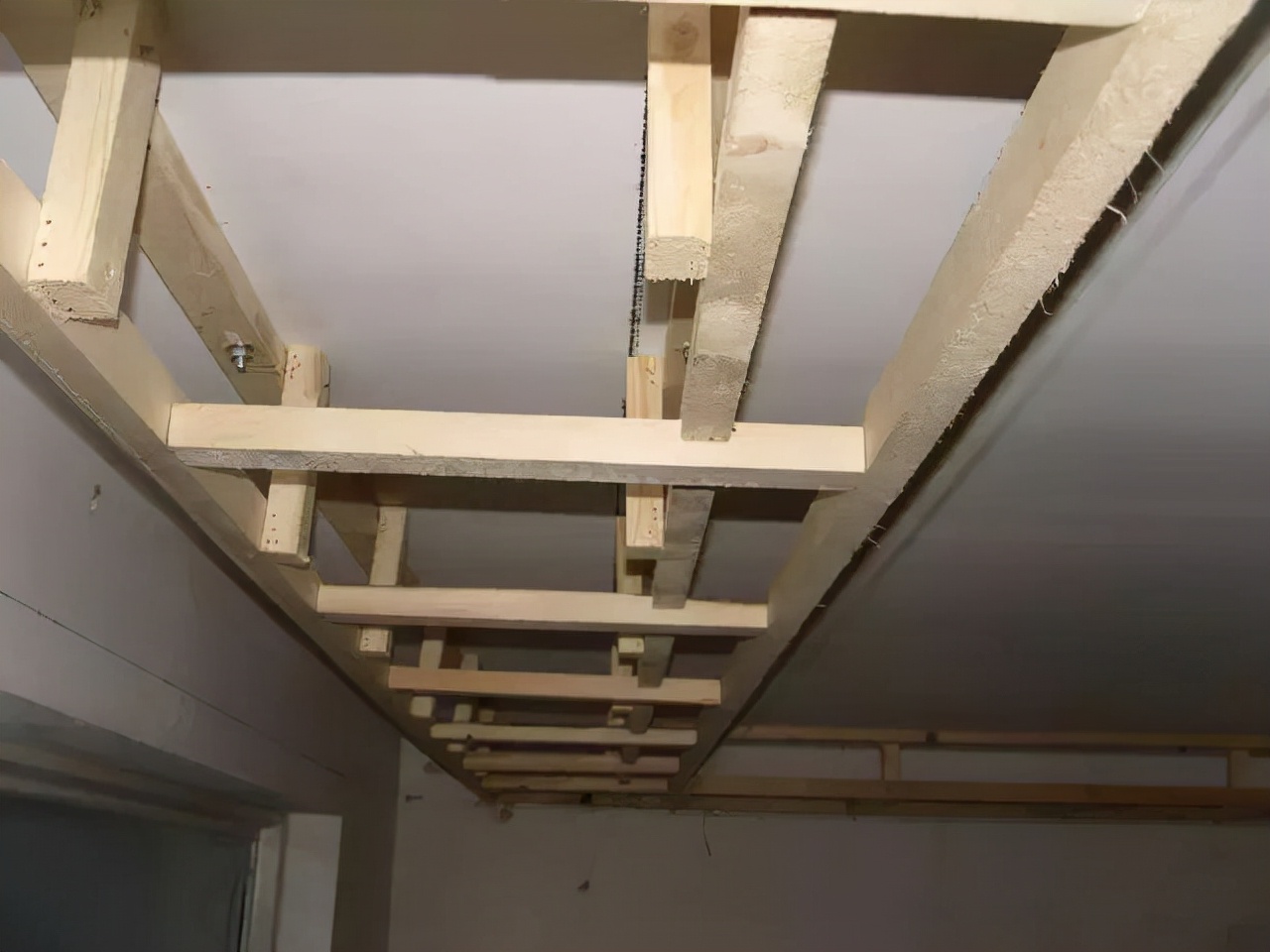 轻钢龙骨木龙骨与铝扣板吊顶用哪种做好