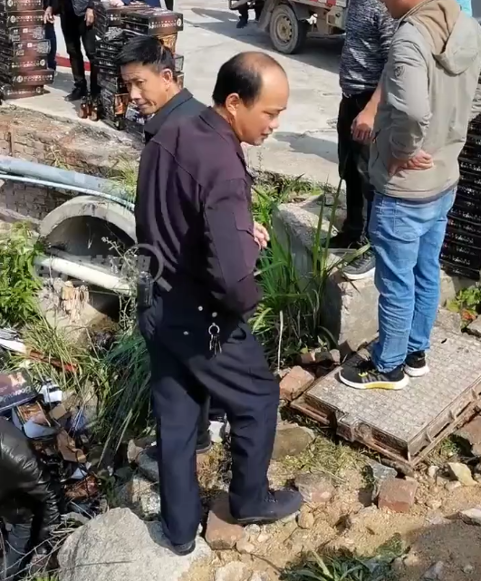 货车发生事故啤酒散落一地，老板现场叫卖，网友：商业奇才