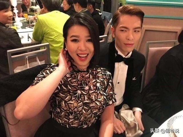 Xiao Jingteng And His 50 Year Old Agents Intimate Behavior In The Car Was Photographed He Has 3581