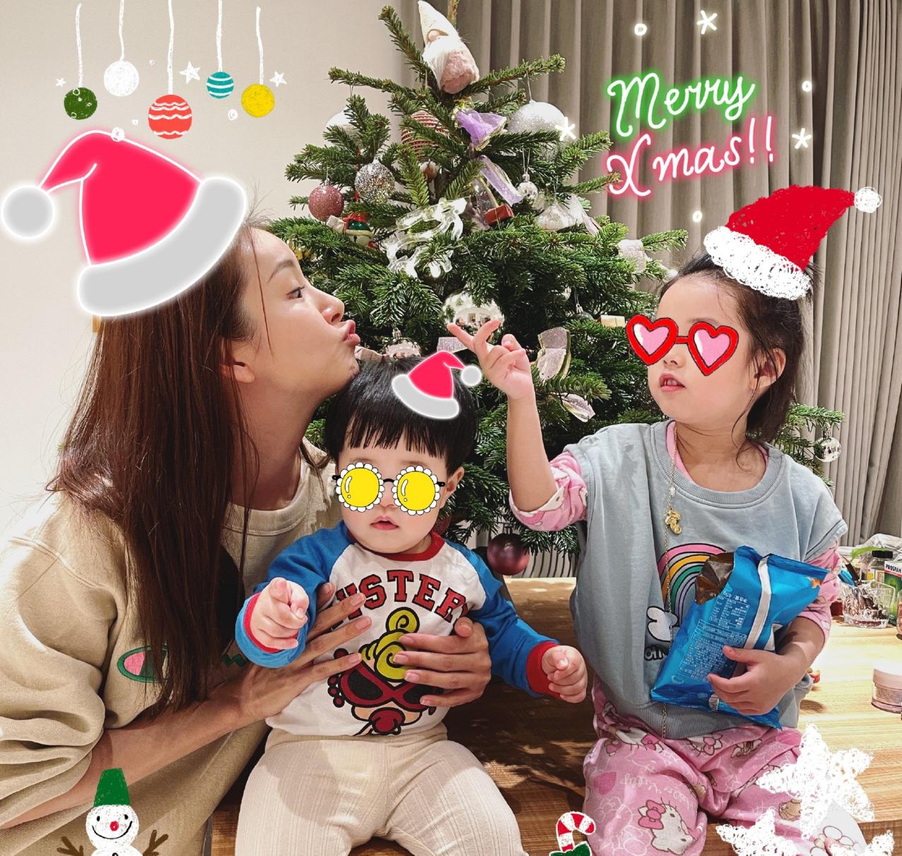 张子萱大女儿包饺子给妹妹吃，小女儿冲天揪搞怪可爱，陈赫未出镜
