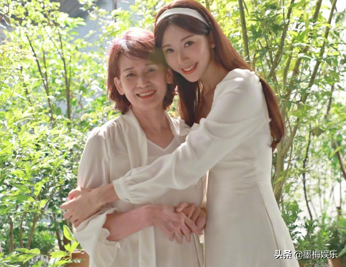 林志玲晒美照，与老公AKIRA同框，两人越来越有夫