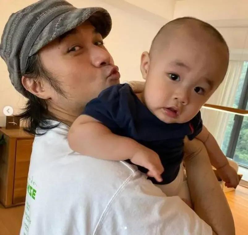 古巨基一家三口罕見出遊，公園自拍溫馨有愛，太太親力親為抱兒子