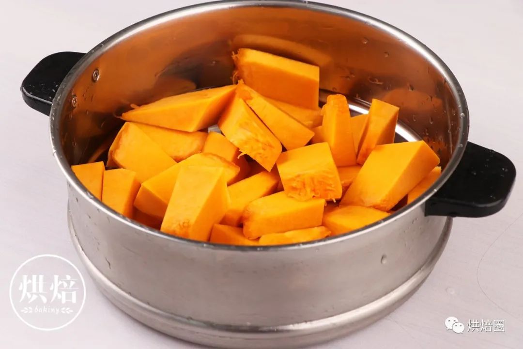 无油脆皮南瓜球 脆脆的淡黄色外衣 里面糯糯的能拉丝 巨好吃