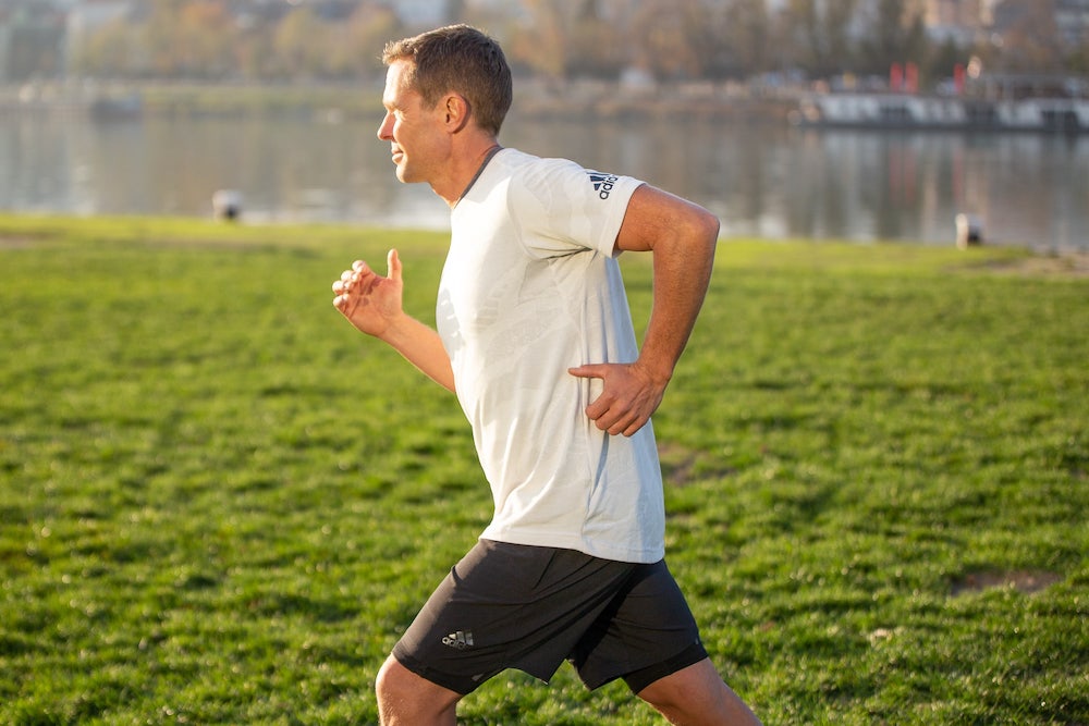 3 effective techniques to improve the correct running posture, allowing ...