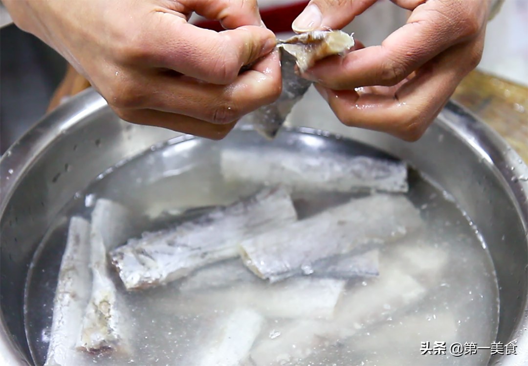 图片[2]-泡椒带鱼怎么做不粘锅不碎 厨师长教你这个小技巧 简单易学-起舞食谱网