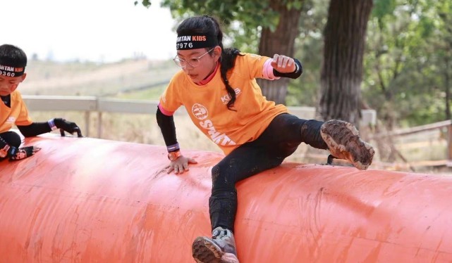 諾一跟霓娜參加障礙賽，劉燁曬照稱名次不重要卻驕傲曝女兒得第一