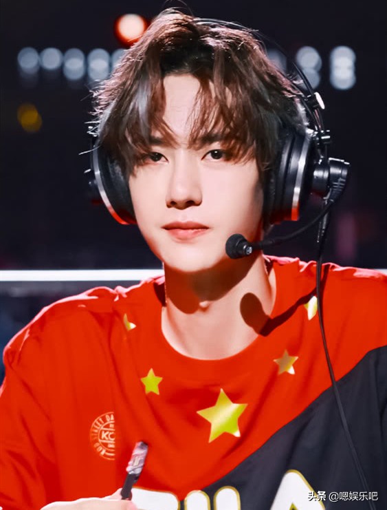 When they put on the headphones, Li Xian and Wang Yibo turned into ...