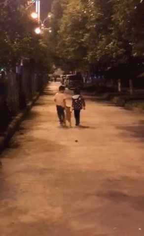 搞笑gif神评：小姑娘，你是不是有很多的问号