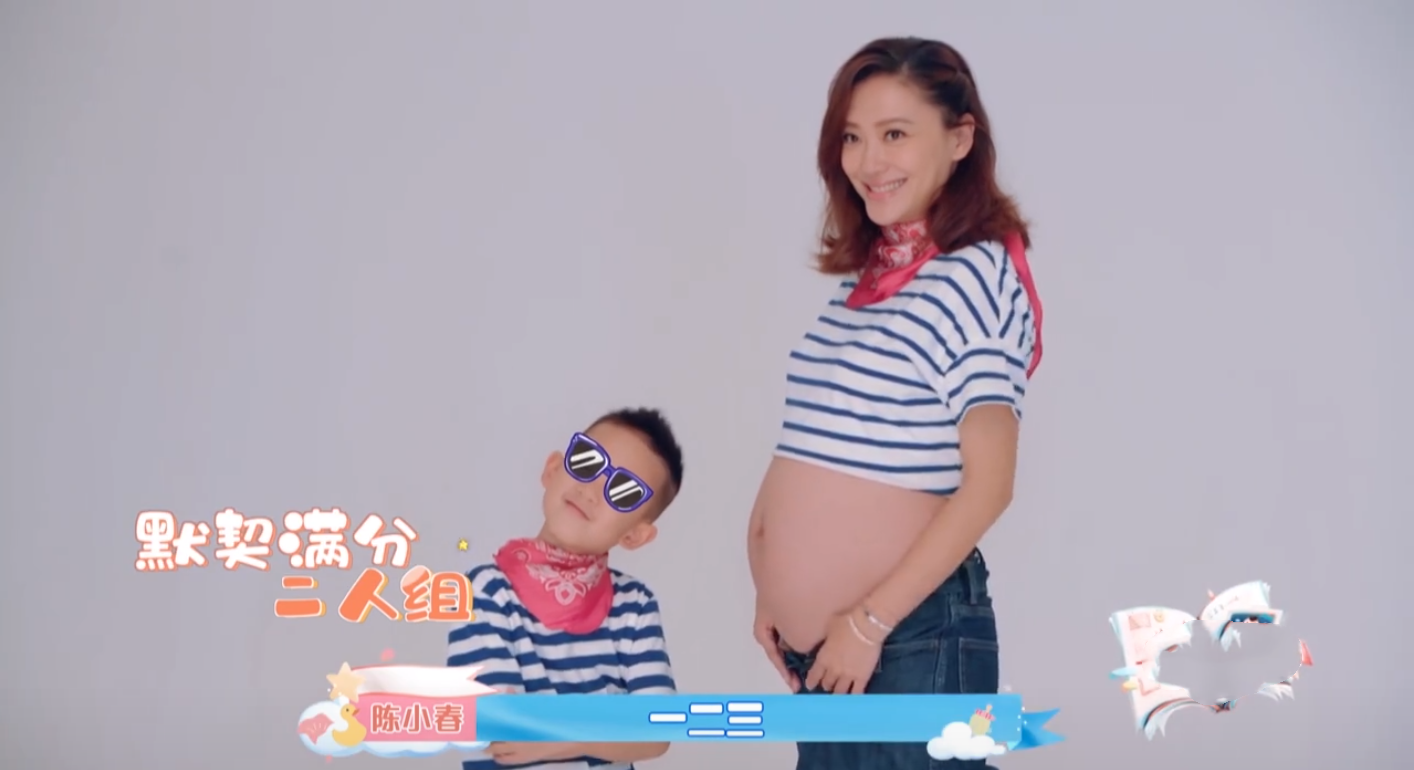 攝影小白陳小春為給應采兒、小小春、HOHO拍照，學習新技術