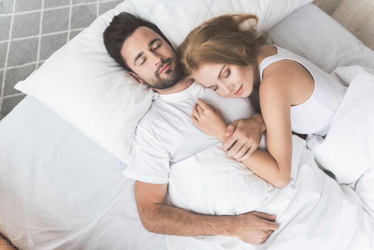 男人在睡觉的时候，下意识的动作，说明你嫁对人了