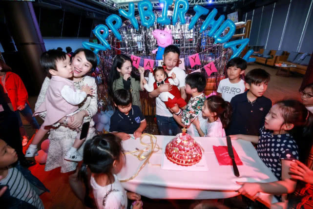 邹市明夫妇与黄晓明聚会，冉莹颖站C位开心出镜